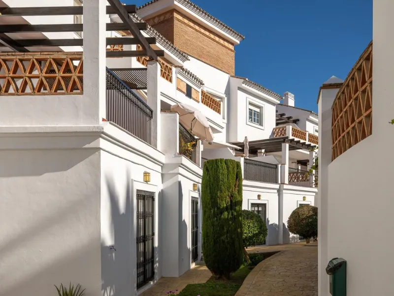 Townhouse for sale in Lauro Golf one of the most prestigious golf courses in Malaga. The property is distributed over three floors. On the ground floor there is a fully equipped kitchen, a toilet, a large living room with a fireplace that leads to a priva
