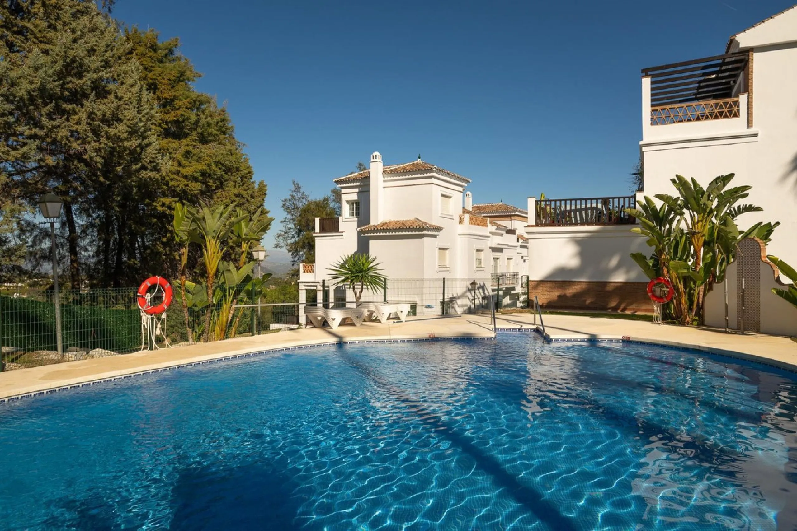 Townhouse for sale in Lauro Golf one of the most prestigious golf courses in Malaga. The property is distributed over three floors. On the ground floor there is a fully equipped kitchen, a toilet, a large living room with a fireplace that leads to a priva