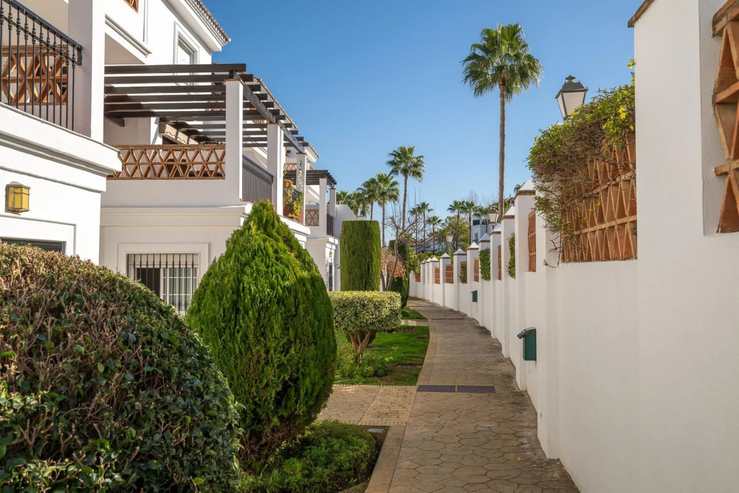 Townhouse for sale in Lauro Golf one of the most prestigious golf courses in Malaga. The property is distributed over three floors. On the ground floor there is a fully equipped kitchen, a toilet, a large living room with a fireplace that leads to a priva
