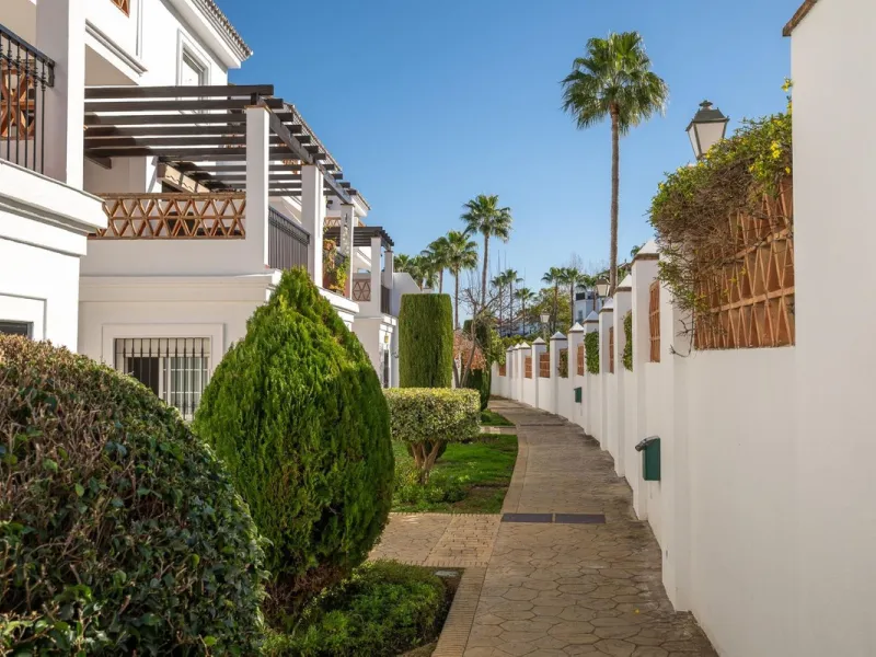 Townhouse for sale in Lauro Golf one of the most prestigious golf courses in Malaga. The property is distributed over three floors. On the ground floor there is a fully equipped kitchen, a toilet, a large living room with a fireplace that leads to a priva