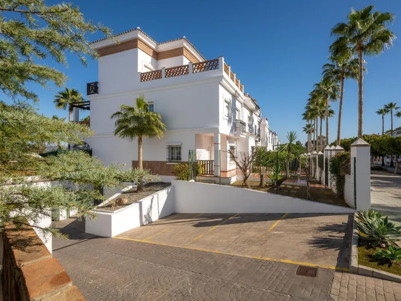 Townhouse for sale in Lauro Golf one of the most prestigious golf courses in Malaga. The property is distributed over three floors. On the ground floor there is a fully equipped kitchen, a toilet, a large living room with a fireplace that leads to a priva