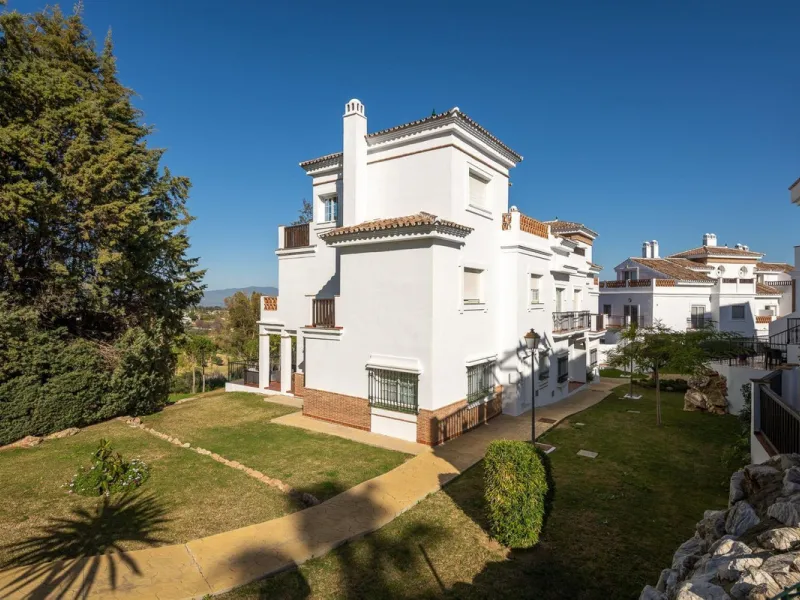 Townhouse for sale in Lauro Golf one of the most prestigious golf courses in Malaga. The property is distributed over three floors. On the ground floor there is a fully equipped kitchen, a toilet, a large living room with a fireplace that leads to a priva