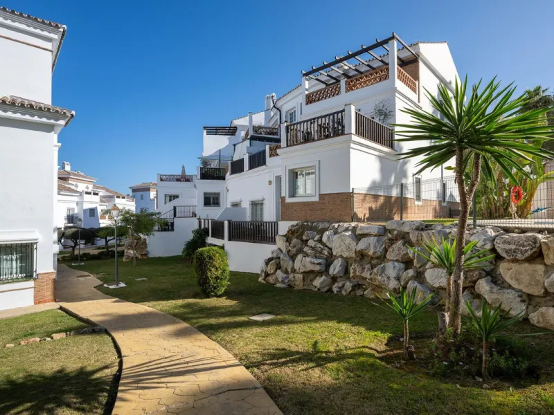 Townhouse for sale in Lauro Golf one of the most prestigious golf courses in Malaga. The property is distributed over three floors. On the ground floor there is a fully equipped kitchen, a toilet, a large living room with a fireplace that leads to a priva