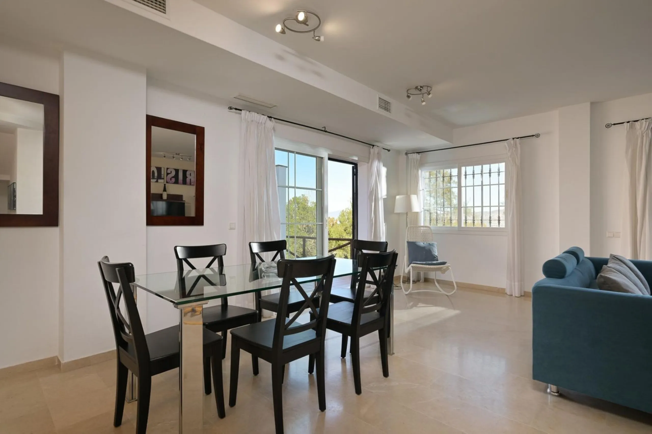 Townhouse for sale in Lauro Golf one of the most prestigious golf courses in Malaga. The property is distributed over three floors. On the ground floor there is a fully equipped kitchen, a toilet, a large living room with a fireplace that leads to a priva