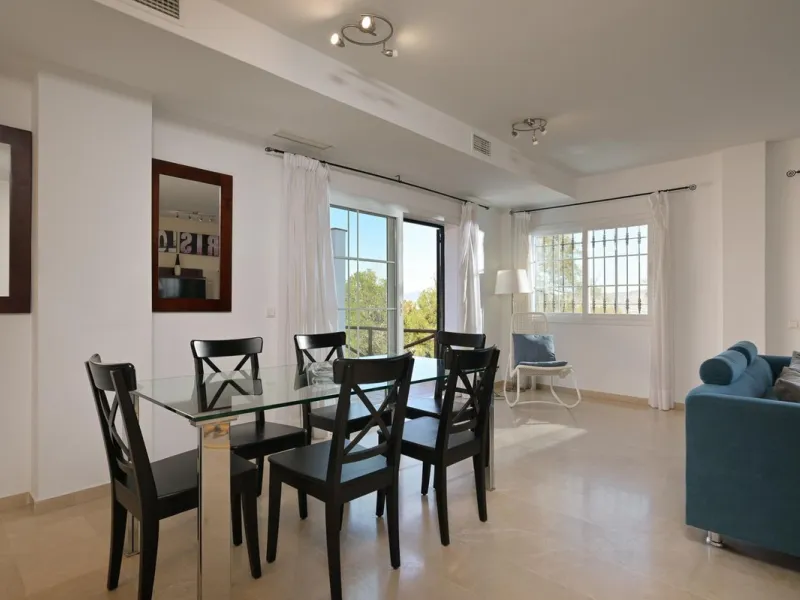 Townhouse for sale in Lauro Golf one of the most prestigious golf courses in Malaga. The property is distributed over three floors. On the ground floor there is a fully equipped kitchen, a toilet, a large living room with a fireplace that leads to a priva