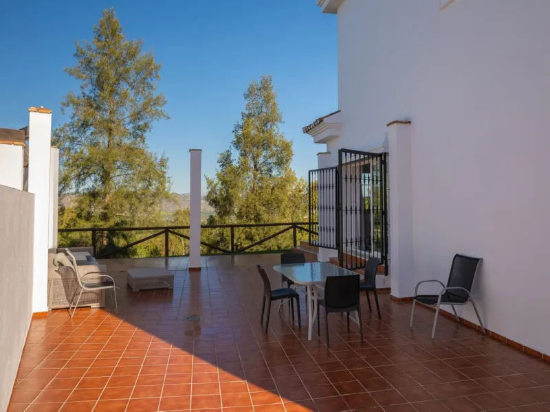Townhouse for sale in Lauro Golf one of the most prestigious golf courses in Malaga. The property is distributed over three floors. On the ground floor there is a fully equipped kitchen, a toilet, a large living room with a fireplace that leads to a priva
