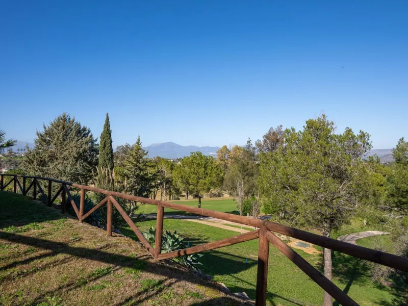 Townhouse for sale in Lauro Golf one of the most prestigious golf courses in Malaga. The property is distributed over three floors. On the ground floor there is a fully equipped kitchen, a toilet, a large living room with a fireplace that leads to a priva