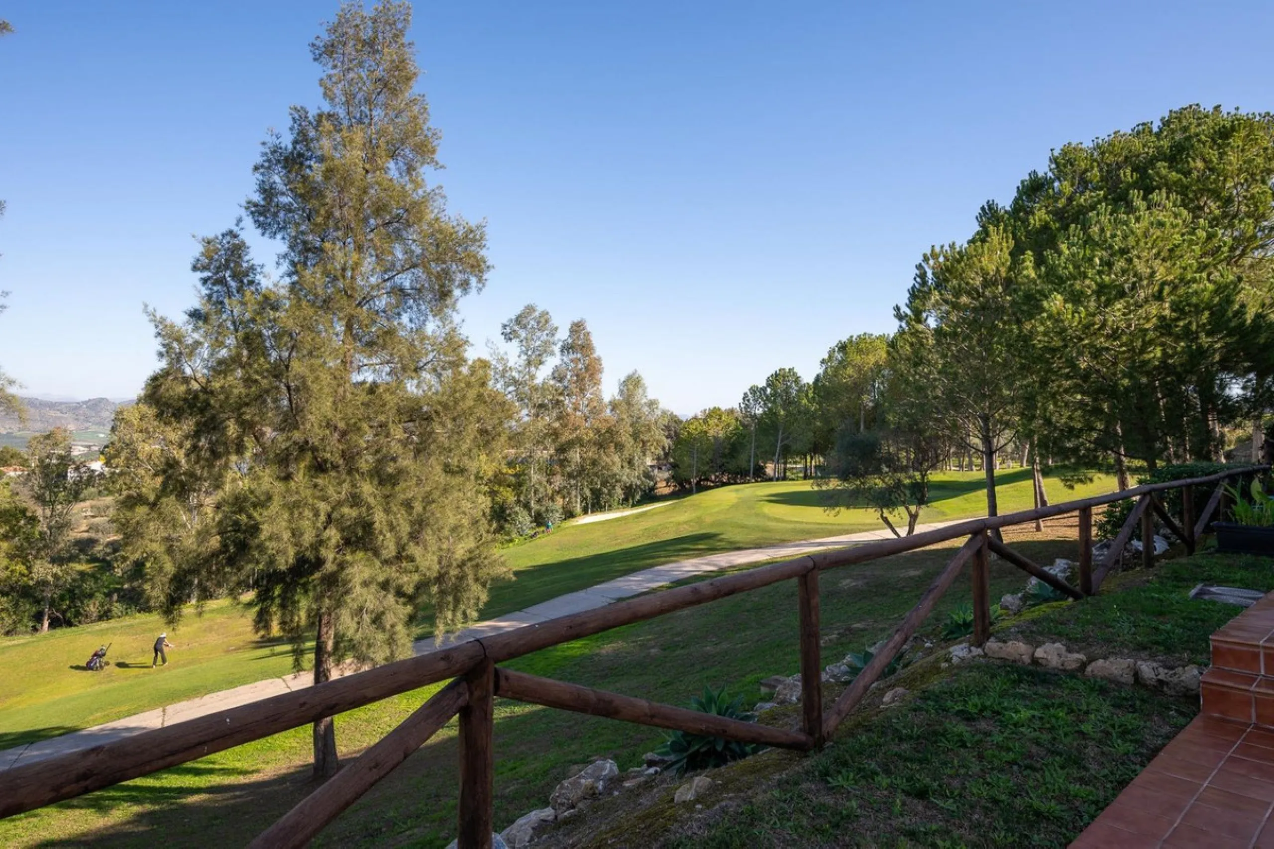 Townhouse for sale in Lauro Golf one of the most prestigious golf courses in Malaga. The property is distributed over three floors. On the ground floor there is a fully equipped kitchen, a toilet, a large living room with a fireplace that leads to a priva