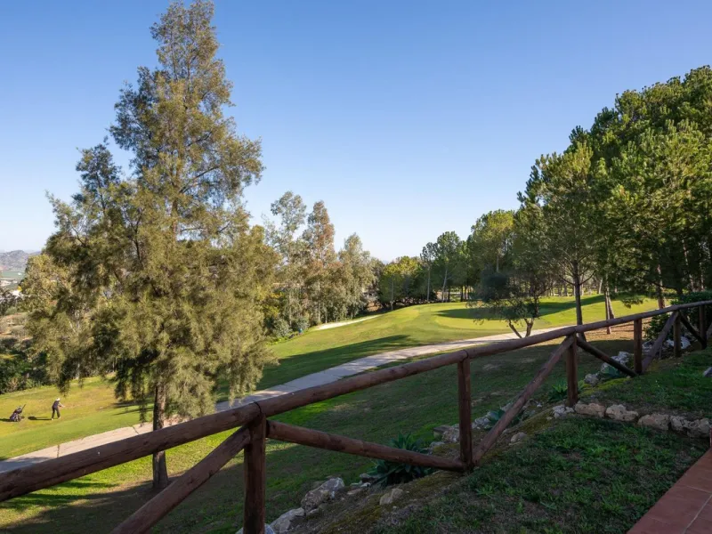 Townhouse for sale in Lauro Golf one of the most prestigious golf courses in Malaga. The property is distributed over three floors. On the ground floor there is a fully equipped kitchen, a toilet, a large living room with a fireplace that leads to a priva