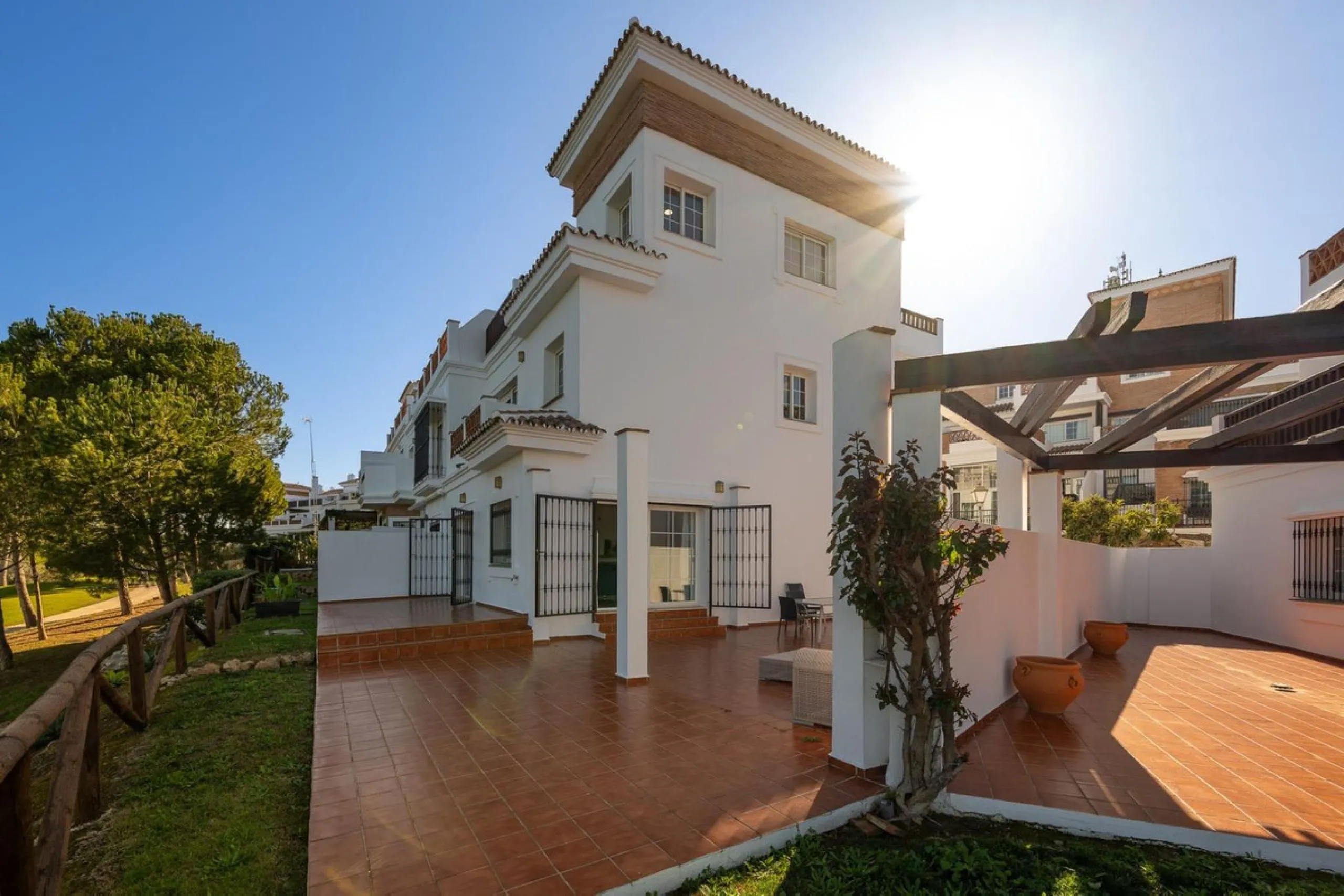 Townhouse for sale in Lauro Golf one of the most prestigious golf courses in Malaga. The property is distributed over three floors. On the ground floor there is a fully equipped kitchen, a toilet, a large living room with a fireplace that leads to a priva