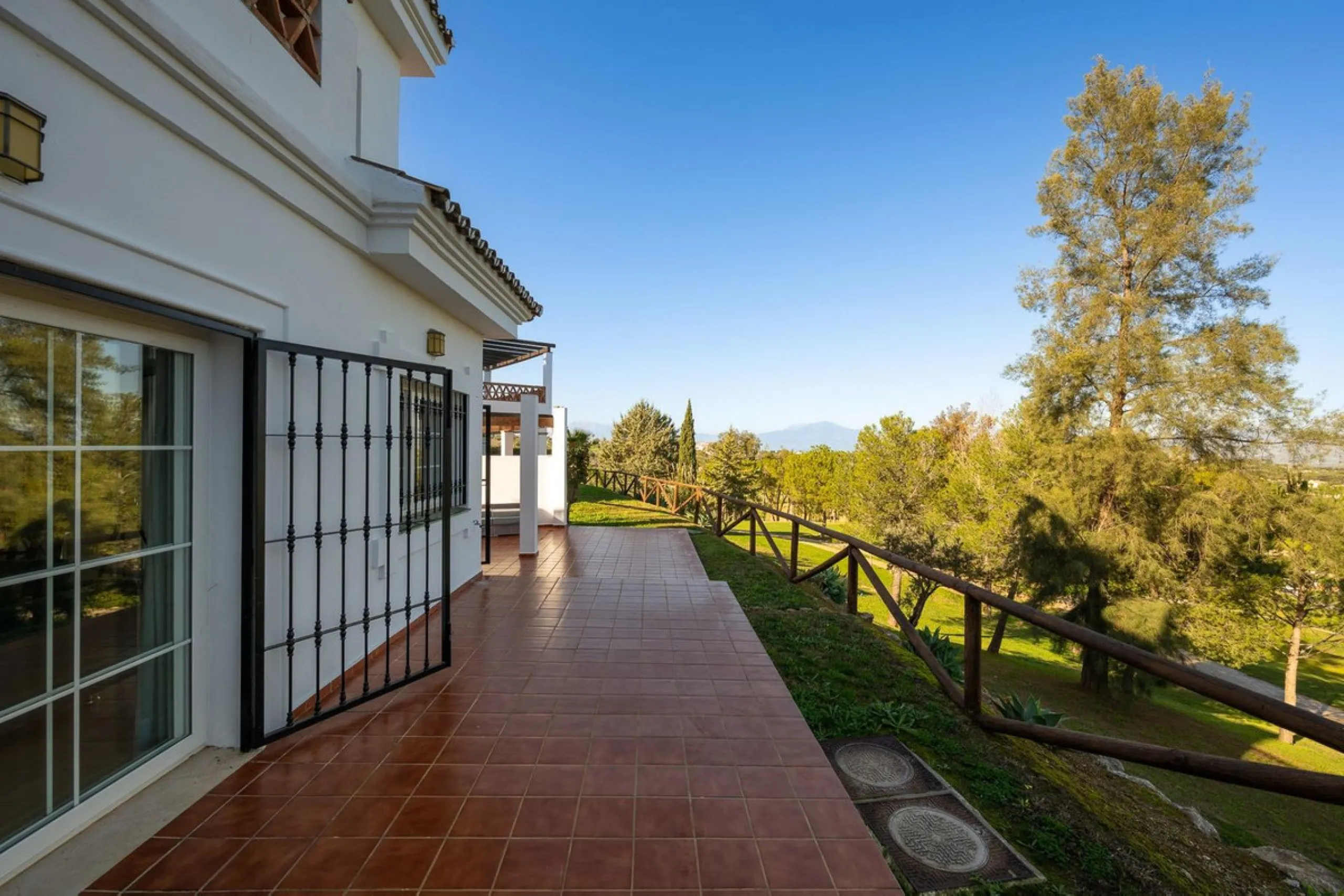 Townhouse for sale in Lauro Golf one of the most prestigious golf courses in Malaga. The property is distributed over three floors. On the ground floor there is a fully equipped kitchen, a toilet, a large living room with a fireplace that leads to a priva