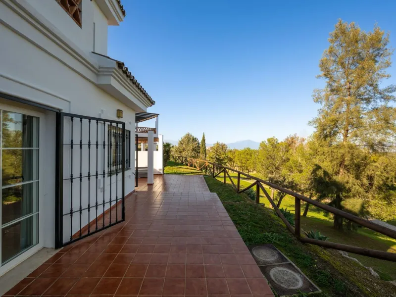 Townhouse for sale in Lauro Golf one of the most prestigious golf courses in Malaga. The property is distributed over three floors. On the ground floor there is a fully equipped kitchen, a toilet, a large living room with a fireplace that leads to a priva