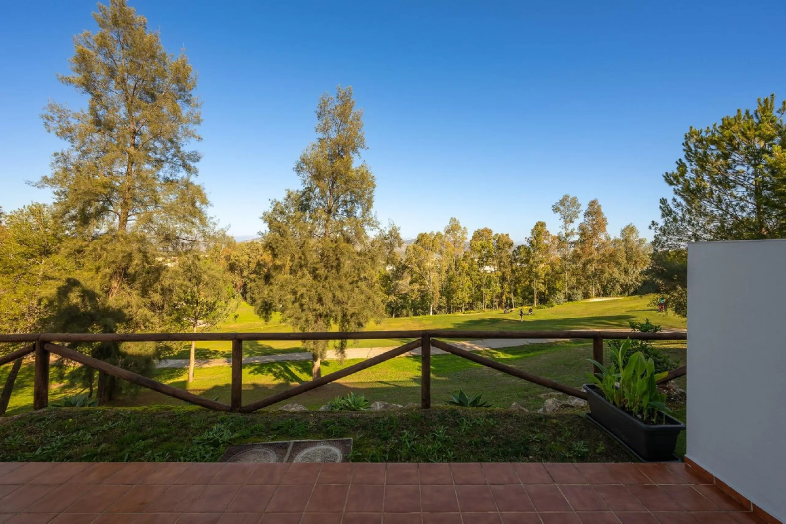 Townhouse for sale in Lauro Golf one of the most prestigious golf courses in Malaga. The property is distributed over three floors. On the ground floor there is a fully equipped kitchen, a toilet, a large living room with a fireplace that leads to a priva