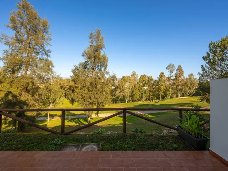 Townhouse for sale in Lauro Golf one of the most prestigious golf courses in Malaga. The property is distributed over three floors. On the ground floor there is a fully equipped kitchen, a toilet, a large living room with a fireplace that leads to a priva