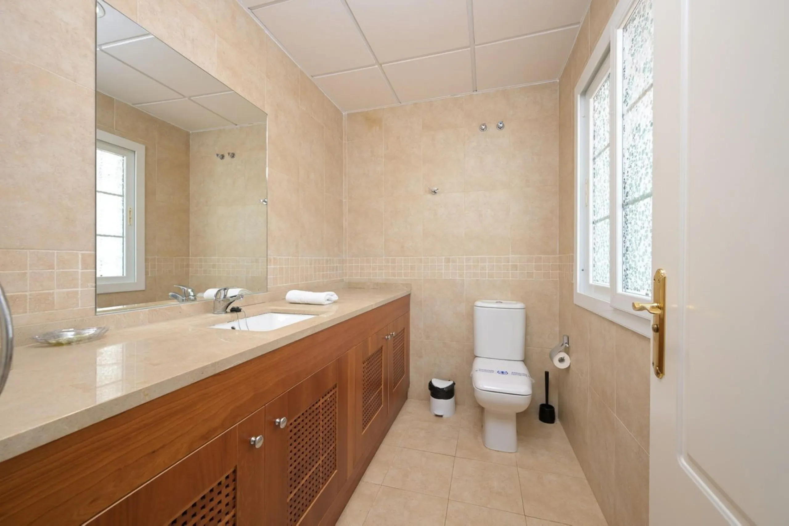 Townhouse for sale in Lauro Golf one of the most prestigious golf courses in Malaga. The property is distributed over three floors. On the ground floor there is a fully equipped kitchen, a toilet, a large living room with a fireplace that leads to a priva