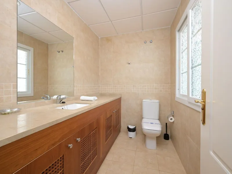 Townhouse for sale in Lauro Golf one of the most prestigious golf courses in Malaga. The property is distributed over three floors. On the ground floor there is a fully equipped kitchen, a toilet, a large living room with a fireplace that leads to a priva
