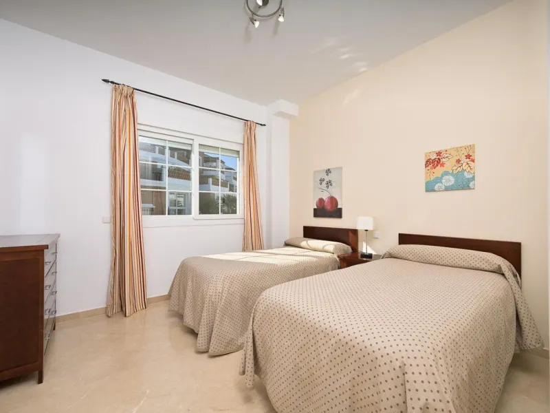 Townhouse for sale in Lauro Golf one of the most prestigious golf courses in Malaga. The property is distributed over three floors. On the ground floor there is a fully equipped kitchen, a toilet, a large living room with a fireplace that leads to a priva