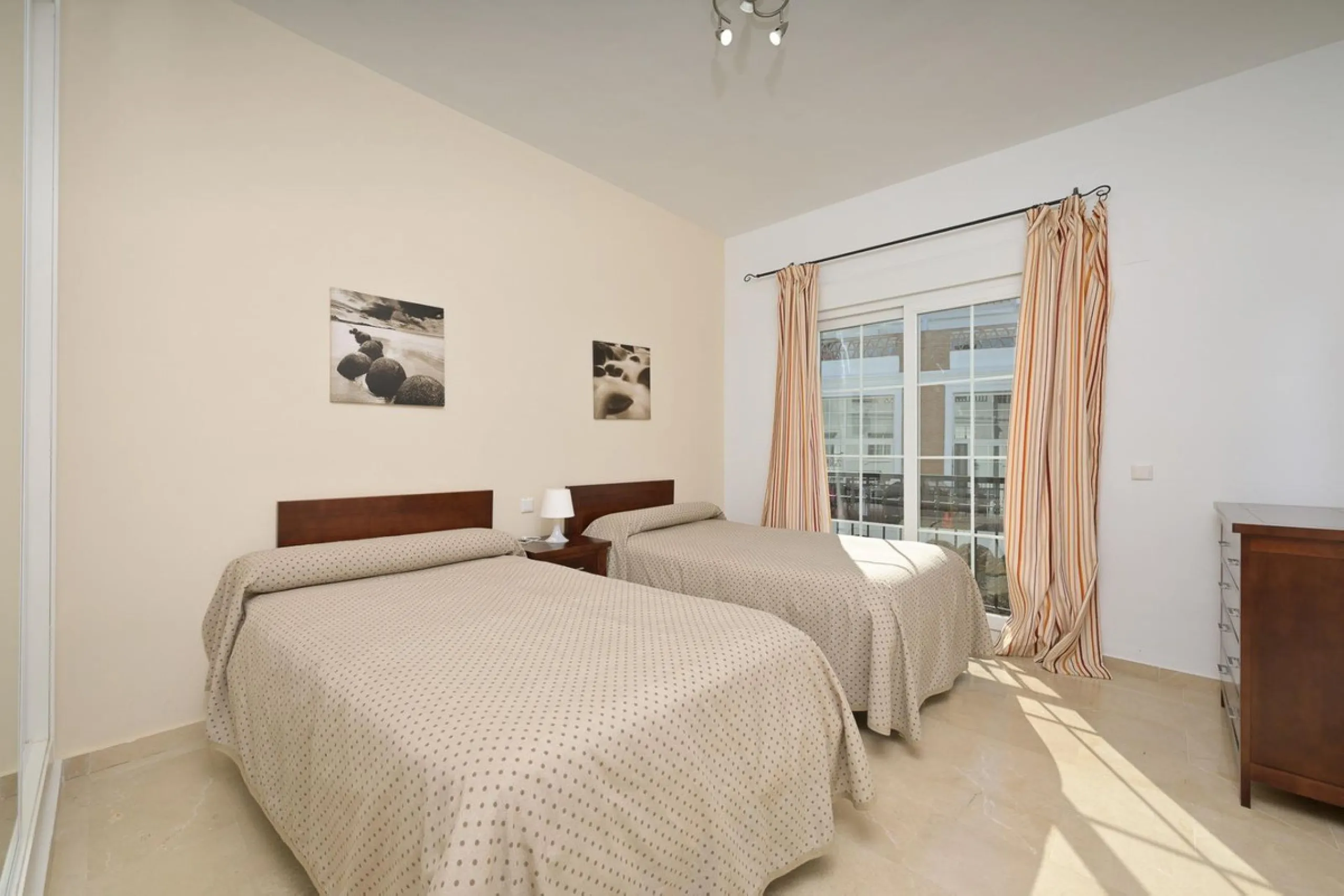 Townhouse for sale in Lauro Golf one of the most prestigious golf courses in Malaga. The property is distributed over three floors. On the ground floor there is a fully equipped kitchen, a toilet, a large living room with a fireplace that leads to a priva
