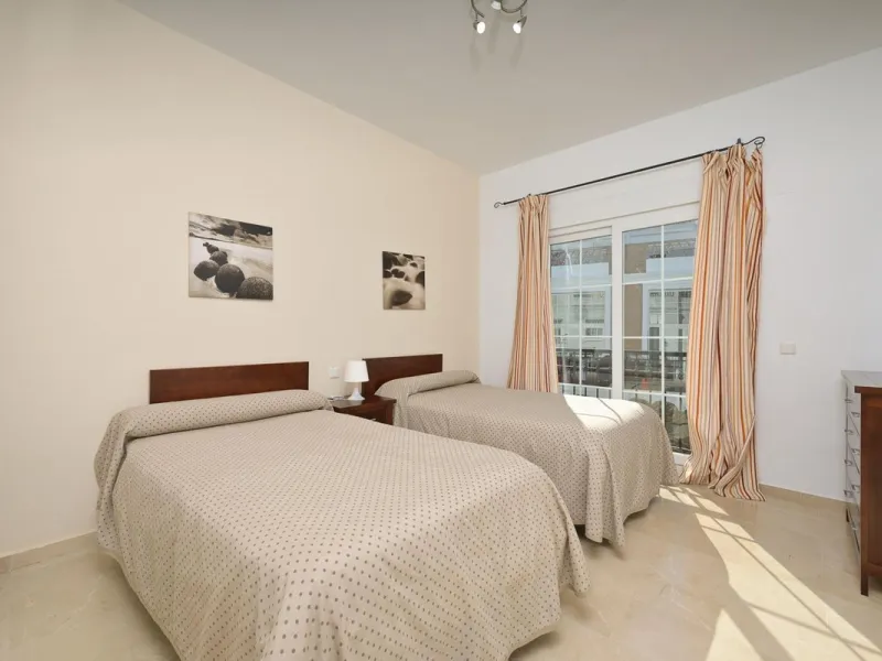 Townhouse for sale in Lauro Golf one of the most prestigious golf courses in Malaga. The property is distributed over three floors. On the ground floor there is a fully equipped kitchen, a toilet, a large living room with a fireplace that leads to a priva