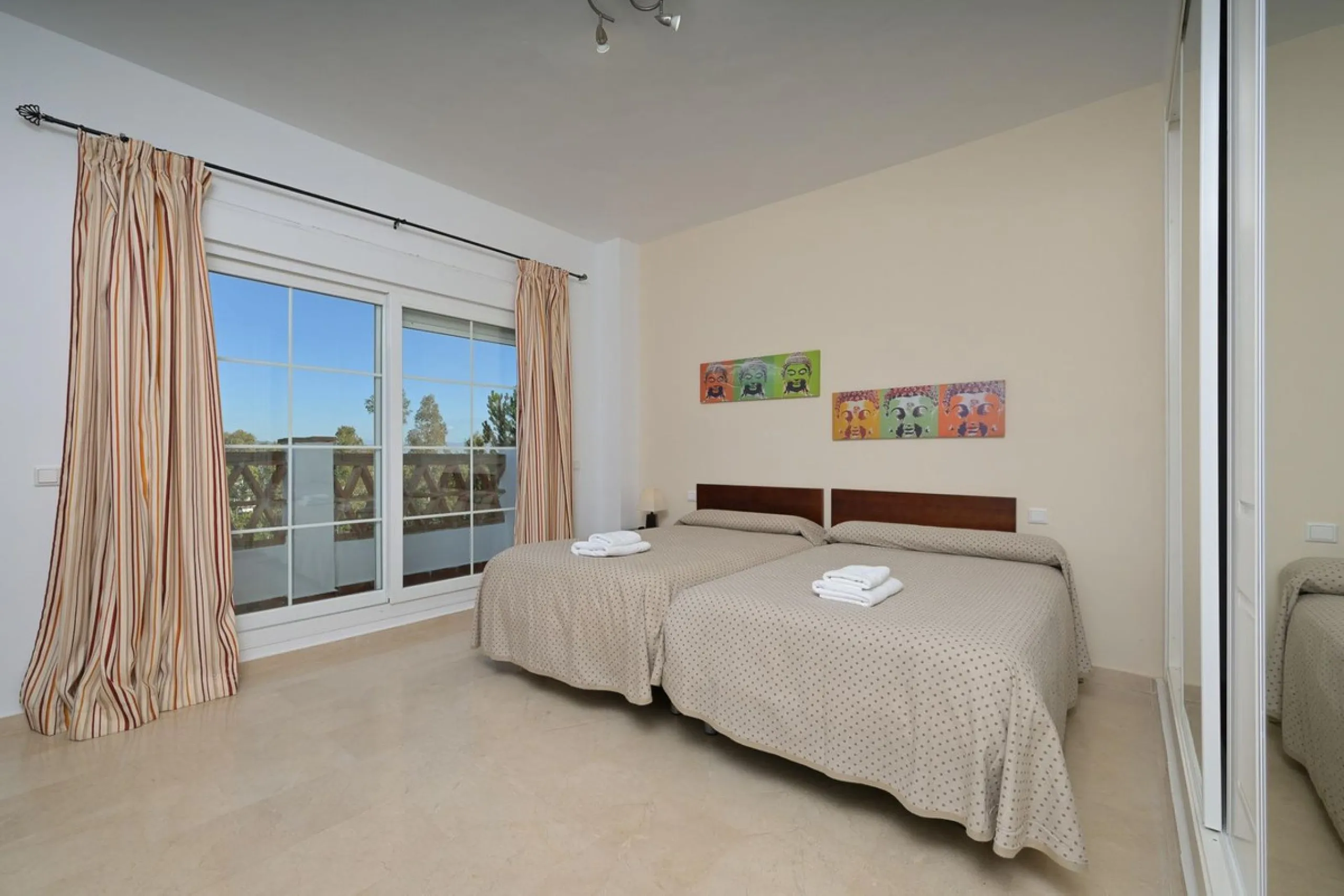 Townhouse for sale in Lauro Golf one of the most prestigious golf courses in Malaga. The property is distributed over three floors. On the ground floor there is a fully equipped kitchen, a toilet, a large living room with a fireplace that leads to a priva