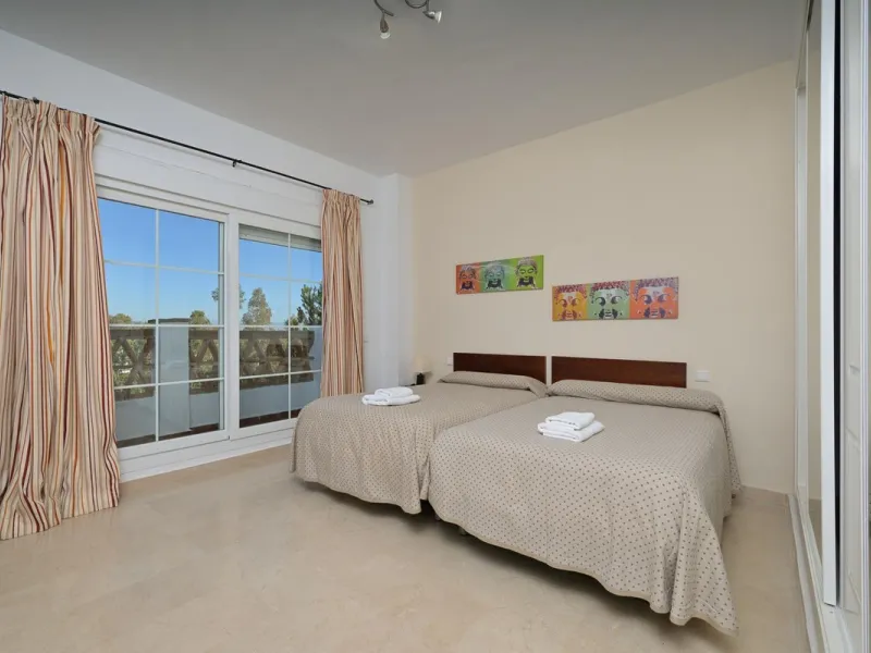 Townhouse for sale in Lauro Golf one of the most prestigious golf courses in Malaga. The property is distributed over three floors. On the ground floor there is a fully equipped kitchen, a toilet, a large living room with a fireplace that leads to a priva