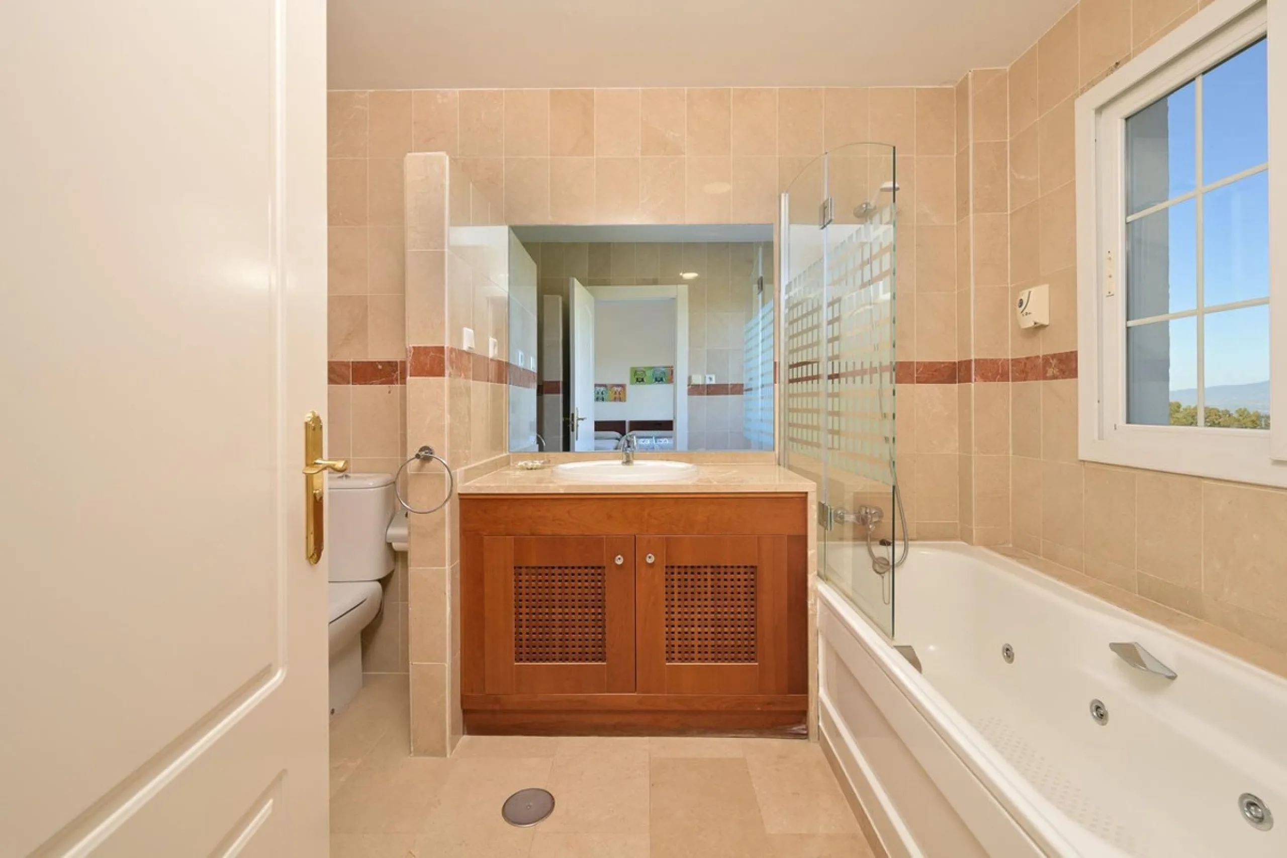 Townhouse for sale in Lauro Golf one of the most prestigious golf courses in Malaga. The property is distributed over three floors. On the ground floor there is a fully equipped kitchen, a toilet, a large living room with a fireplace that leads to a priva