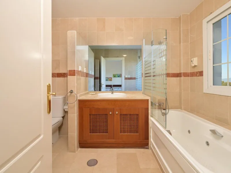Townhouse for sale in Lauro Golf one of the most prestigious golf courses in Malaga. The property is distributed over three floors. On the ground floor there is a fully equipped kitchen, a toilet, a large living room with a fireplace that leads to a priva