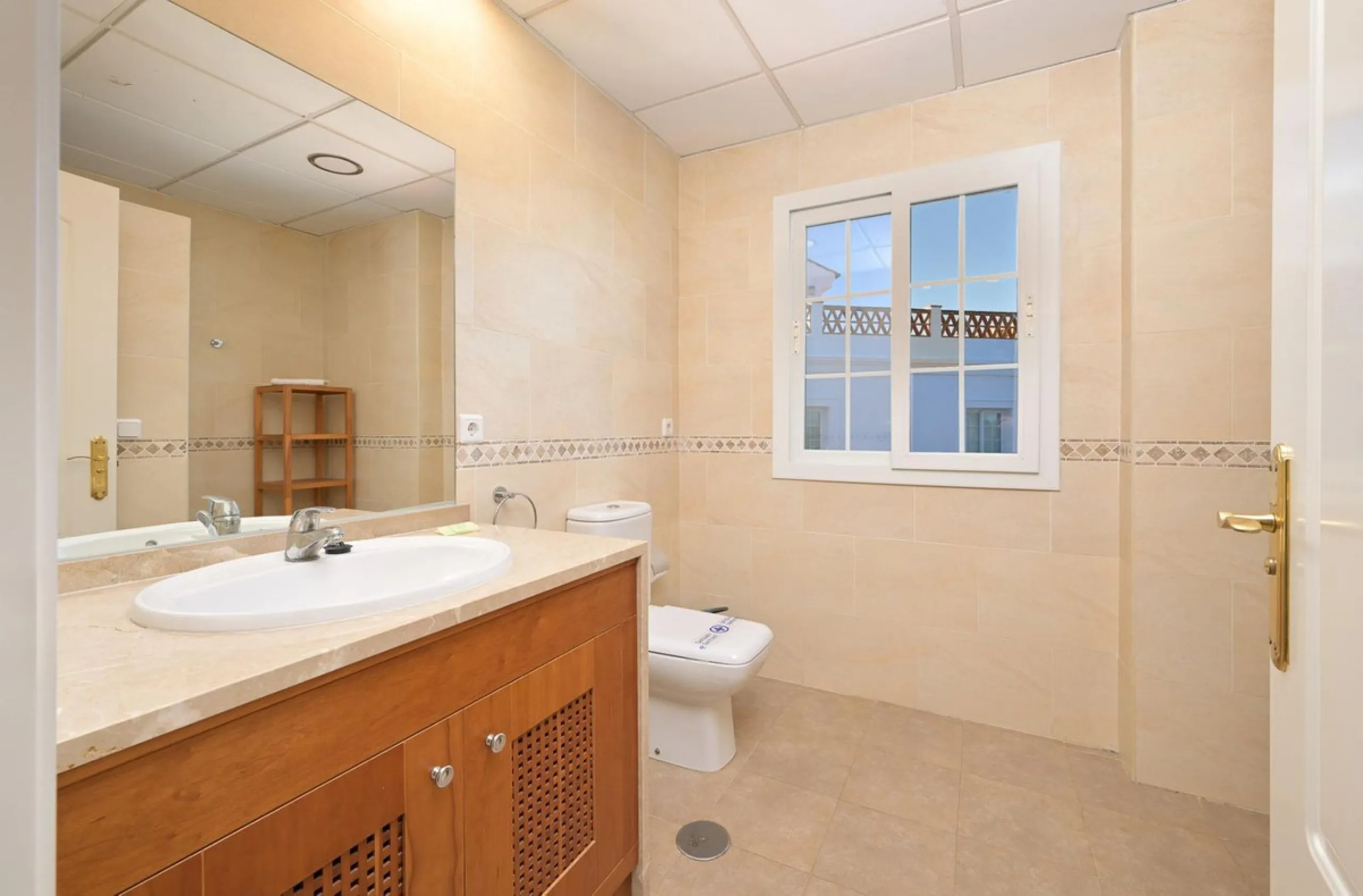 Townhouse for sale in Lauro Golf one of the most prestigious golf courses in Malaga. The property is distributed over three floors. On the ground floor there is a fully equipped kitchen, a toilet, a large living room with a fireplace that leads to a priva