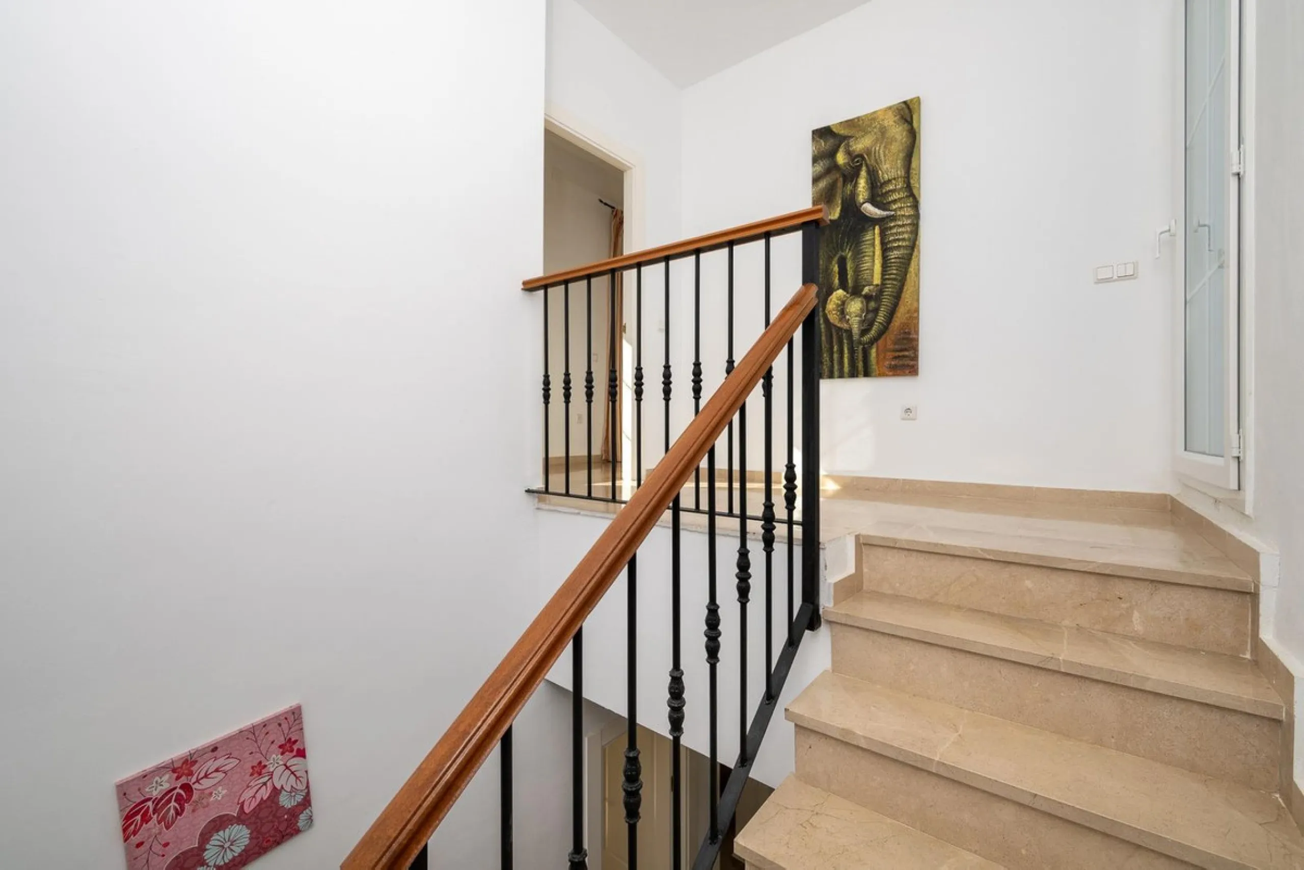 Townhouse for sale in Lauro Golf one of the most prestigious golf courses in Malaga. The property is distributed over three floors. On the ground floor there is a fully equipped kitchen, a toilet, a large living room with a fireplace that leads to a priva
