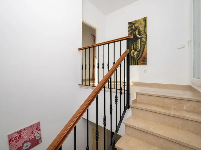 Townhouse for sale in Lauro Golf one of the most prestigious golf courses in Malaga. The property is distributed over three floors. On the ground floor there is a fully equipped kitchen, a toilet, a large living room with a fireplace that leads to a priva