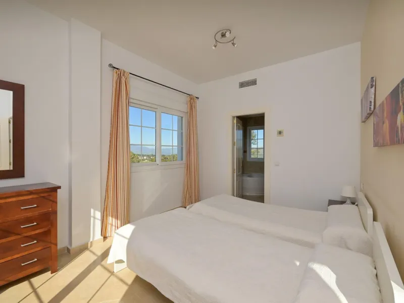Townhouse for sale in Lauro Golf one of the most prestigious golf courses in Malaga. The property is distributed over three floors. On the ground floor there is a fully equipped kitchen, a toilet, a large living room with a fireplace that leads to a priva
