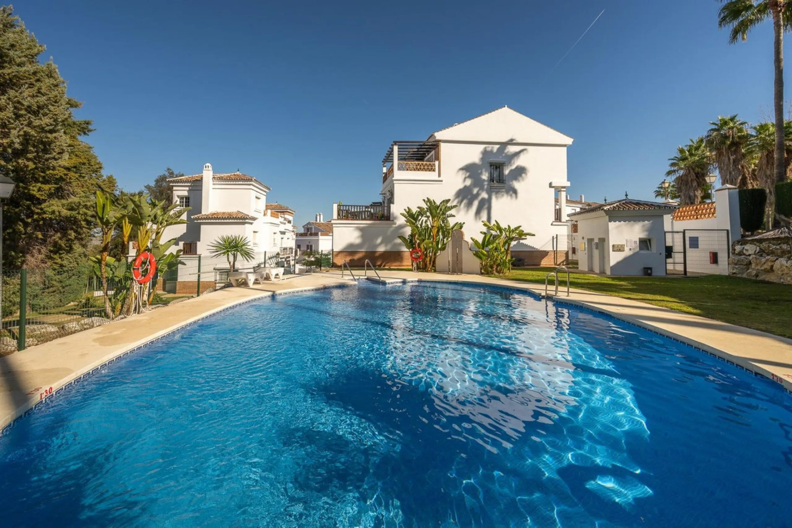 Townhouse for sale in Lauro Golf one of the most prestigious golf courses in Malaga. The property is distributed over three floors. On the ground floor there is a fully equipped kitchen, a toilet, a large living room with a fireplace that leads to a priva