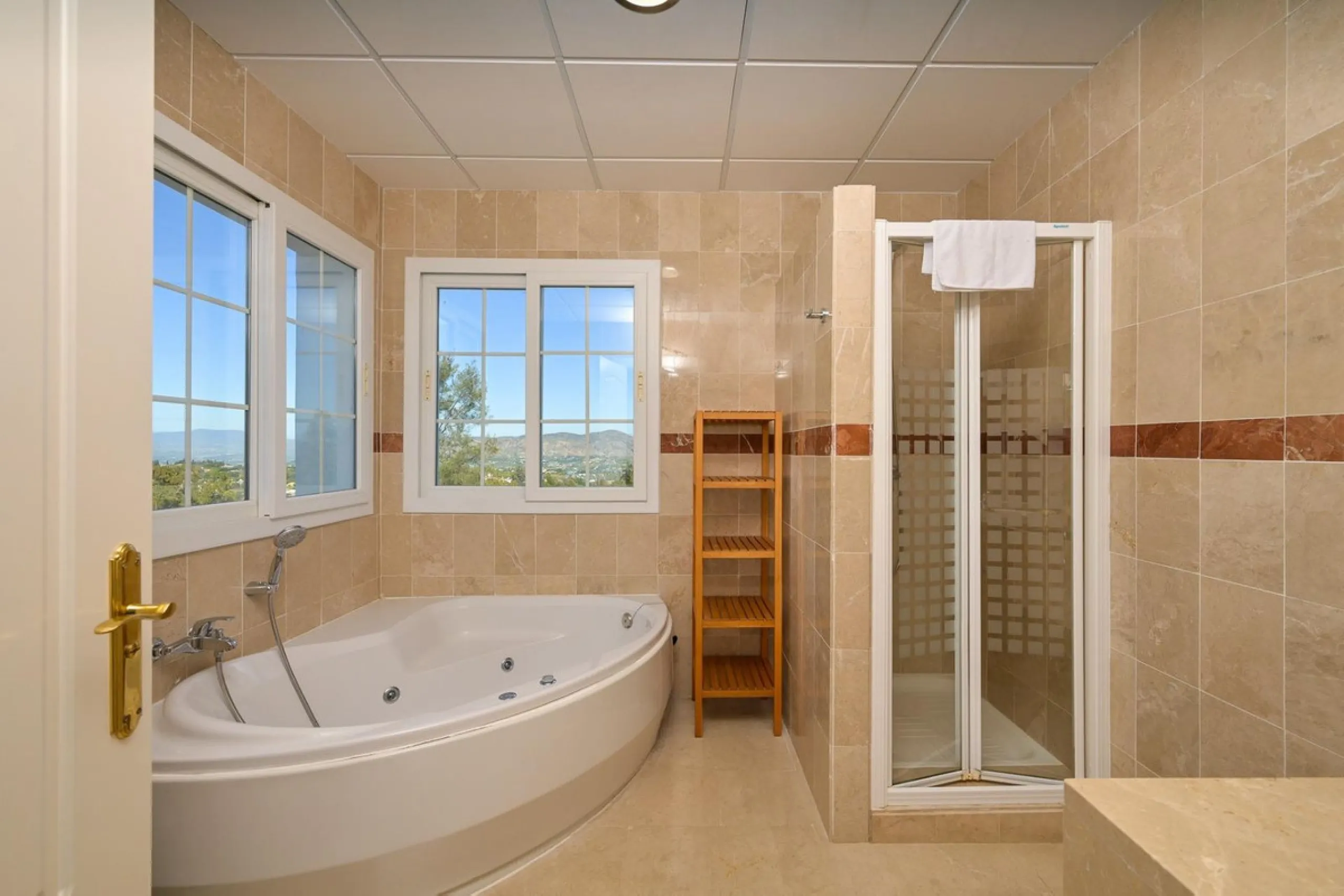 Townhouse for sale in Lauro Golf one of the most prestigious golf courses in Malaga. The property is distributed over three floors. On the ground floor there is a fully equipped kitchen, a toilet, a large living room with a fireplace that leads to a priva