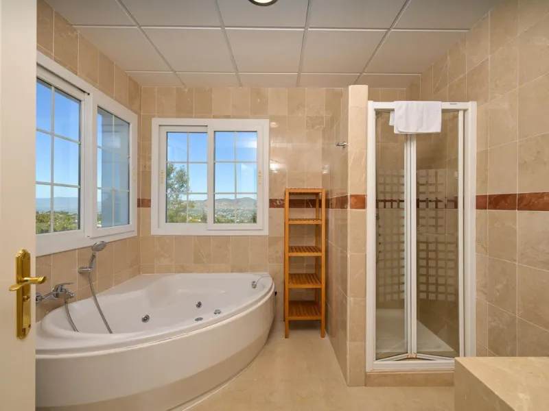 Townhouse for sale in Lauro Golf one of the most prestigious golf courses in Malaga. The property is distributed over three floors. On the ground floor there is a fully equipped kitchen, a toilet, a large living room with a fireplace that leads to a priva