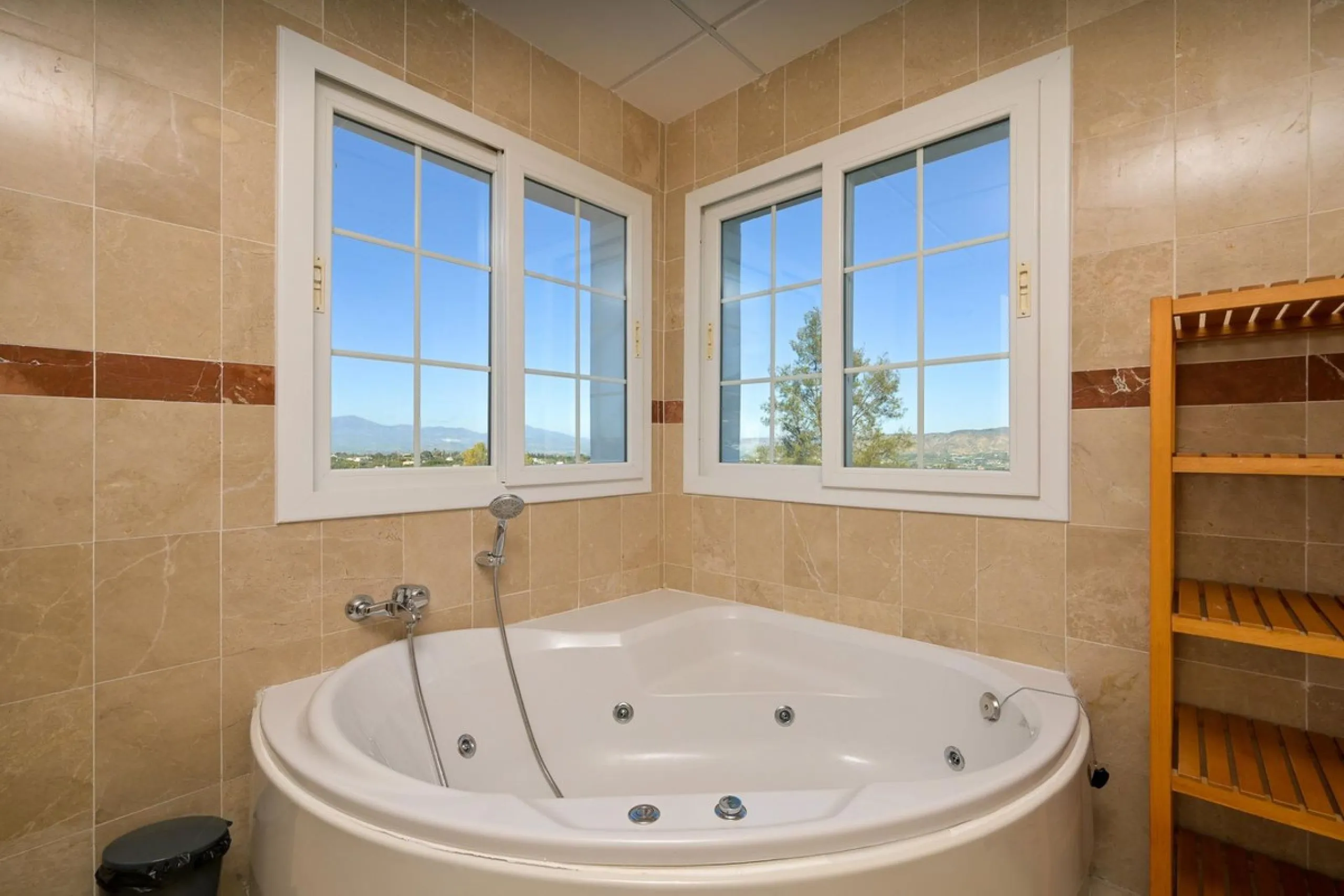 Townhouse for sale in Lauro Golf one of the most prestigious golf courses in Malaga. The property is distributed over three floors. On the ground floor there is a fully equipped kitchen, a toilet, a large living room with a fireplace that leads to a priva