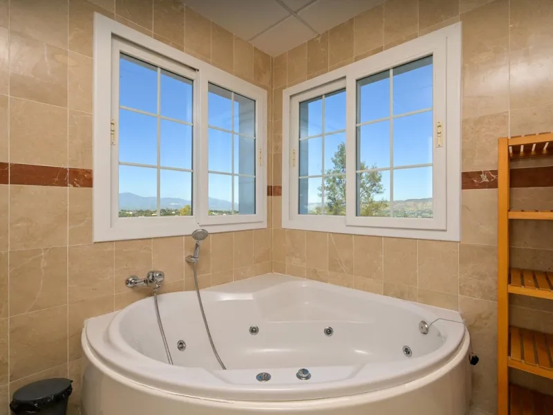 Townhouse for sale in Lauro Golf one of the most prestigious golf courses in Malaga. The property is distributed over three floors. On the ground floor there is a fully equipped kitchen, a toilet, a large living room with a fireplace that leads to a priva