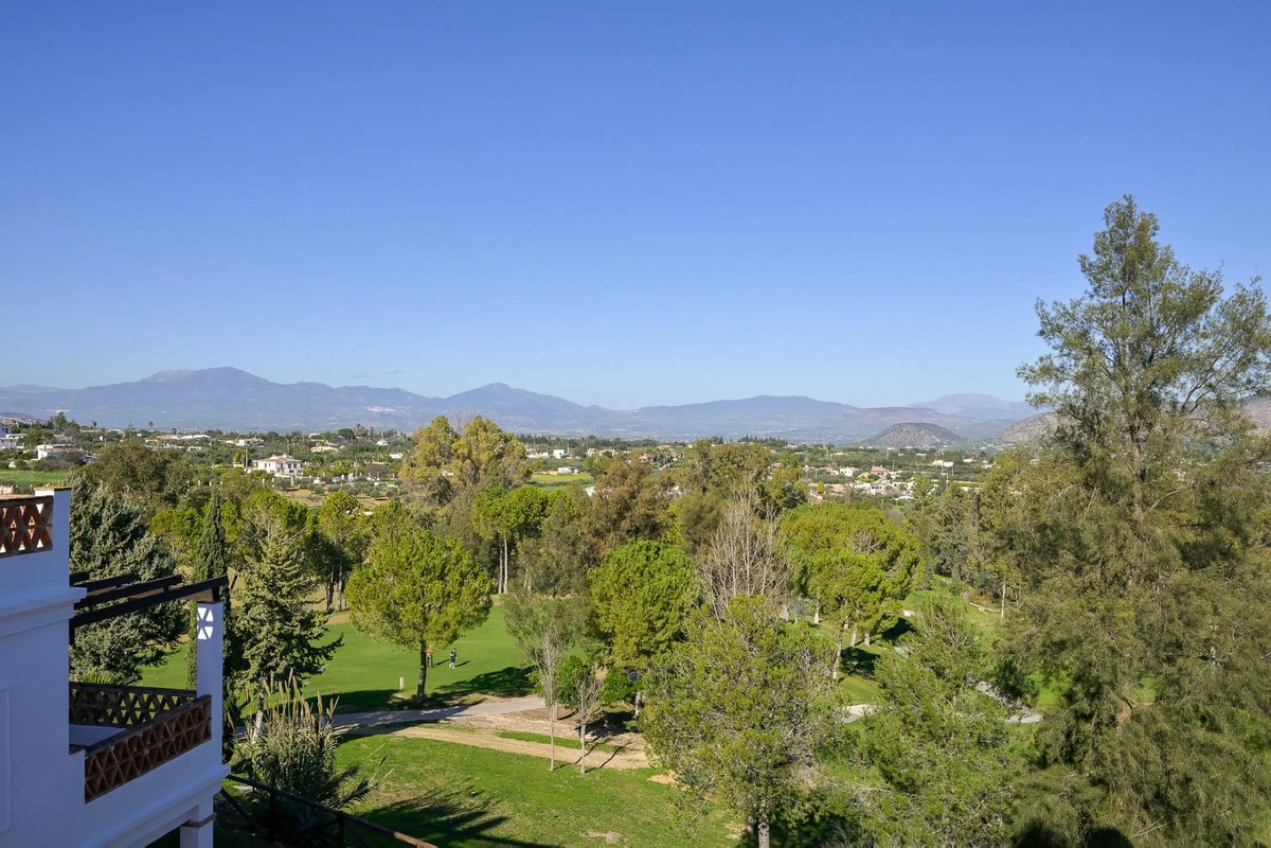 Townhouse for sale in Lauro Golf one of the most prestigious golf courses in Malaga. The property is distributed over three floors. On the ground floor there is a fully equipped kitchen, a toilet, a large living room with a fireplace that leads to a priva