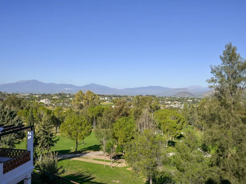 Townhouse for sale in Lauro Golf one of the most prestigious golf courses in Malaga. The property is distributed over three floors. On the ground floor there is a fully equipped kitchen, a toilet, a large living room with a fireplace that leads to a priva