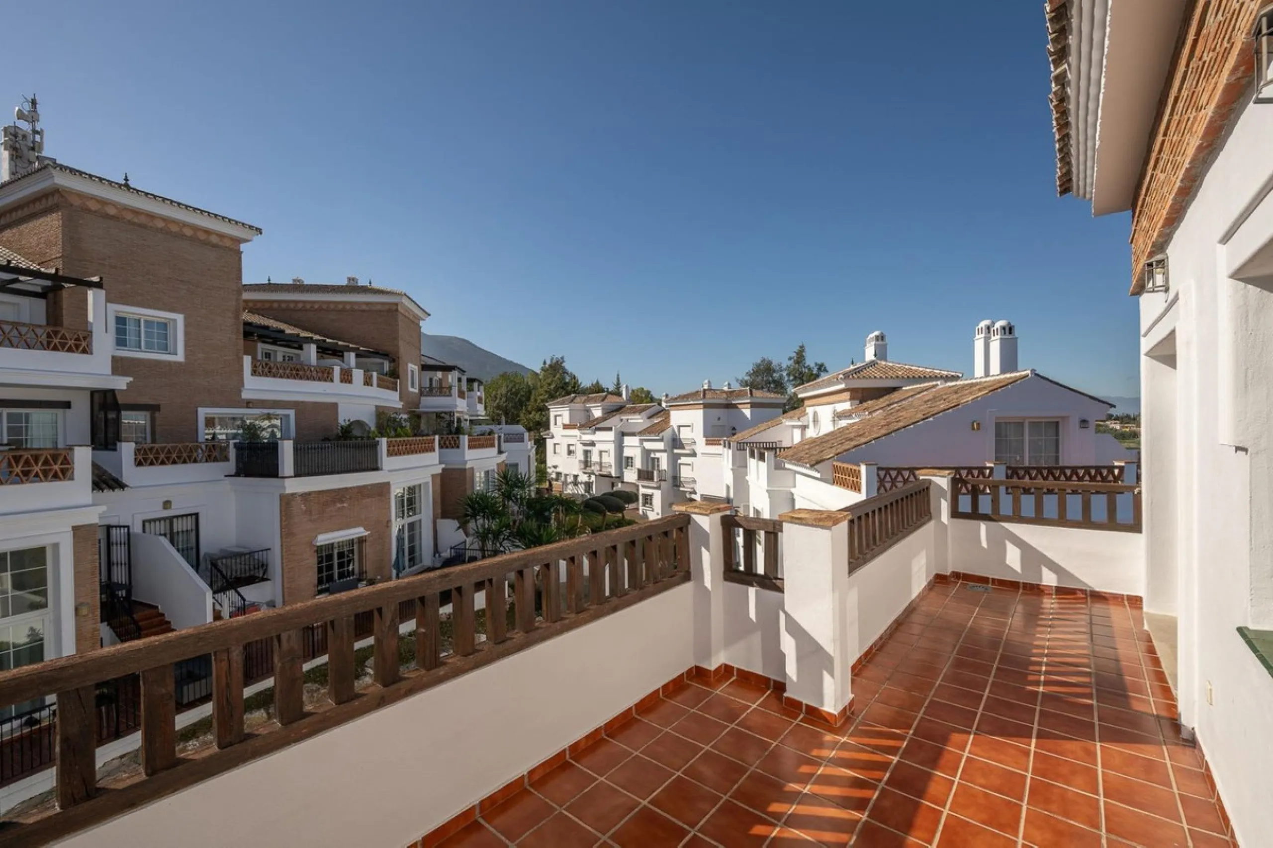 Townhouse for sale in Lauro Golf one of the most prestigious golf courses in Malaga. The property is distributed over three floors. On the ground floor there is a fully equipped kitchen, a toilet, a large living room with a fireplace that leads to a priva