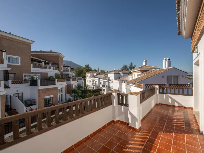 Townhouse for sale in Lauro Golf one of the most prestigious golf courses in Malaga. The property is distributed over three floors. On the ground floor there is a fully equipped kitchen, a toilet, a large living room with a fireplace that leads to a priva