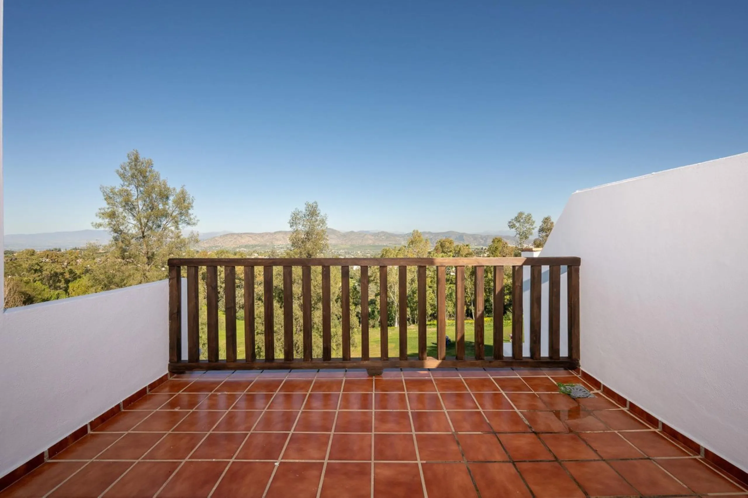 Townhouse for sale in Lauro Golf one of the most prestigious golf courses in Malaga. The property is distributed over three floors. On the ground floor there is a fully equipped kitchen, a toilet, a large living room with a fireplace that leads to a priva