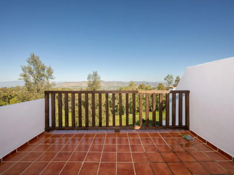 Townhouse for sale in Lauro Golf one of the most prestigious golf courses in Malaga. The property is distributed over three floors. On the ground floor there is a fully equipped kitchen, a toilet, a large living room with a fireplace that leads to a priva
