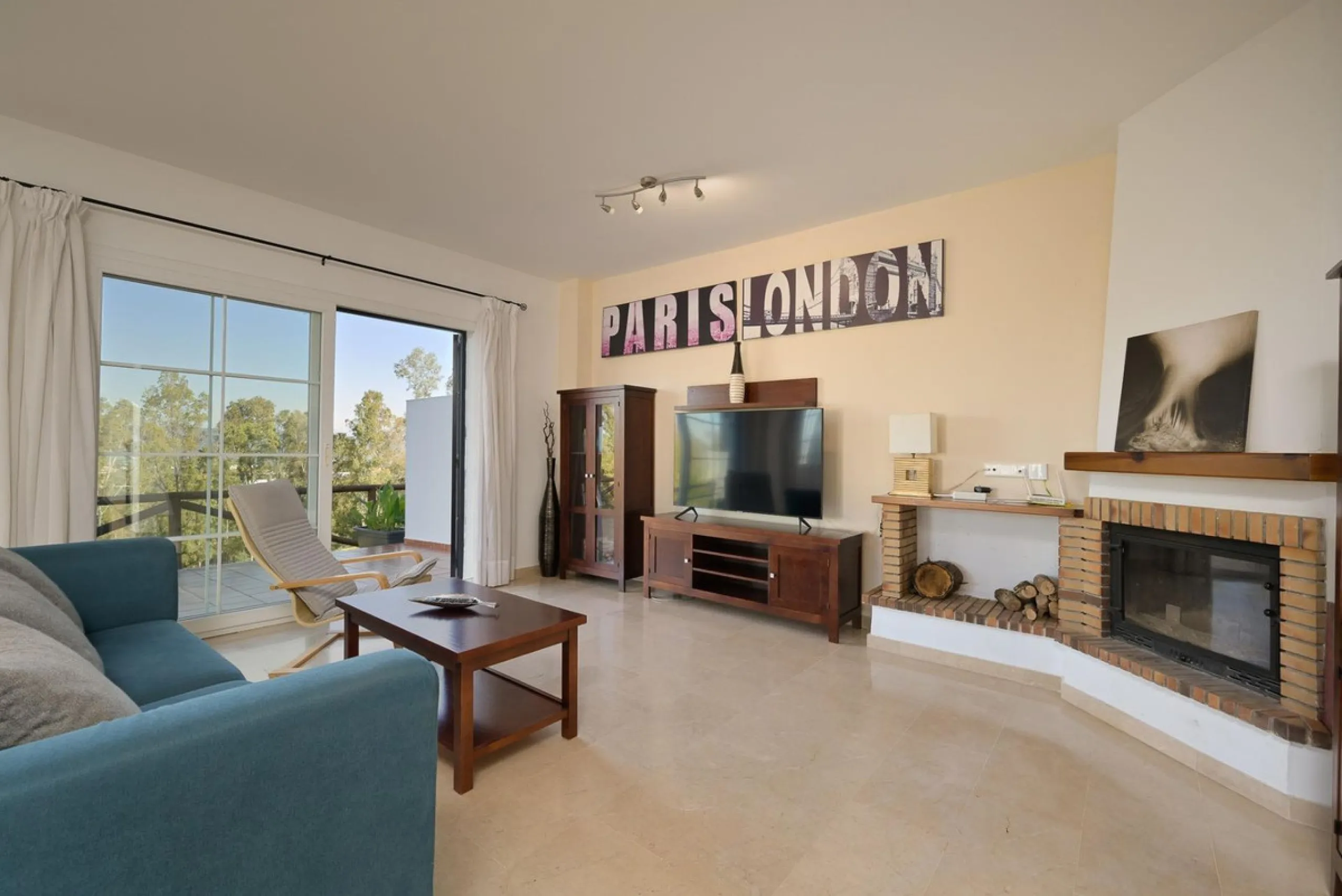 Townhouse for sale in Lauro Golf one of the most prestigious golf courses in Malaga. The property is distributed over three floors. On the ground floor there is a fully equipped kitchen, a toilet, a large living room with a fireplace that leads to a priva