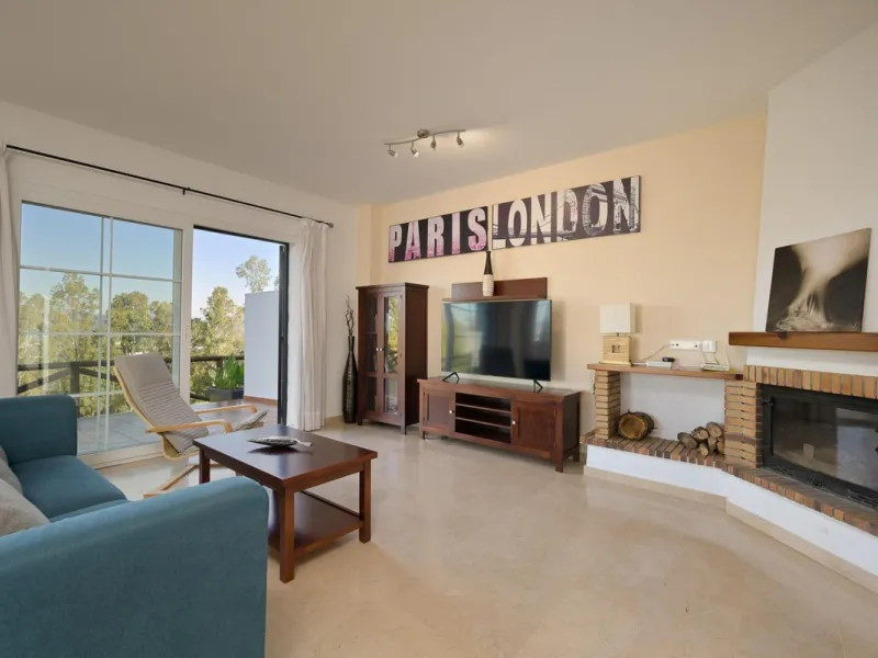 Townhouse for sale in Lauro Golf one of the most prestigious golf courses in Malaga. The property is distributed over three floors. On the ground floor there is a fully equipped kitchen, a toilet, a large living room with a fireplace that leads to a priva