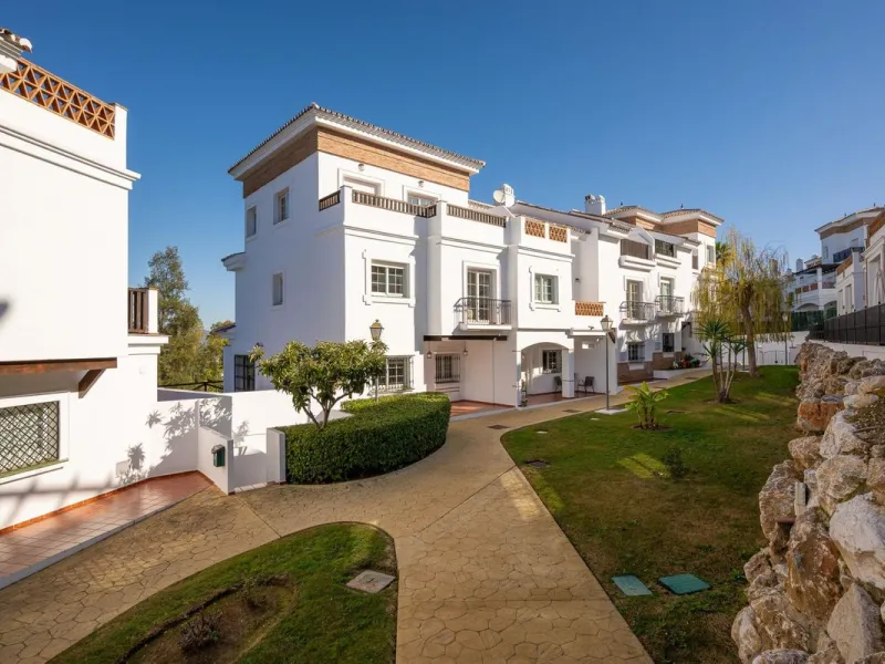 Townhouse for sale in Lauro Golf one of the most prestigious golf courses in Malaga. The property is distributed over three floors. On the ground floor there is a fully equipped kitchen, a toilet, a large living room with a fireplace that leads to a priva