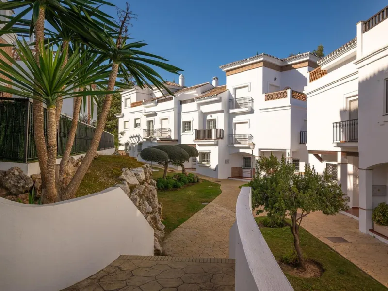 Townhouse for sale in Lauro Golf one of the most prestigious golf courses in Malaga. The property is distributed over three floors. On the ground floor there is a fully equipped kitchen, a toilet, a large living room with a fireplace that leads to a priva