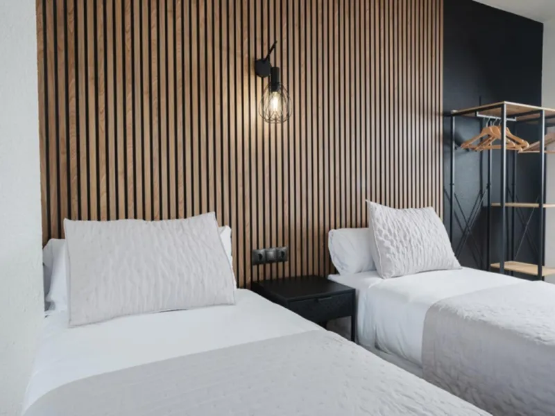 Hotel with operator in the heart of Estepona, with the possibility of becoming a residential block of apartments.