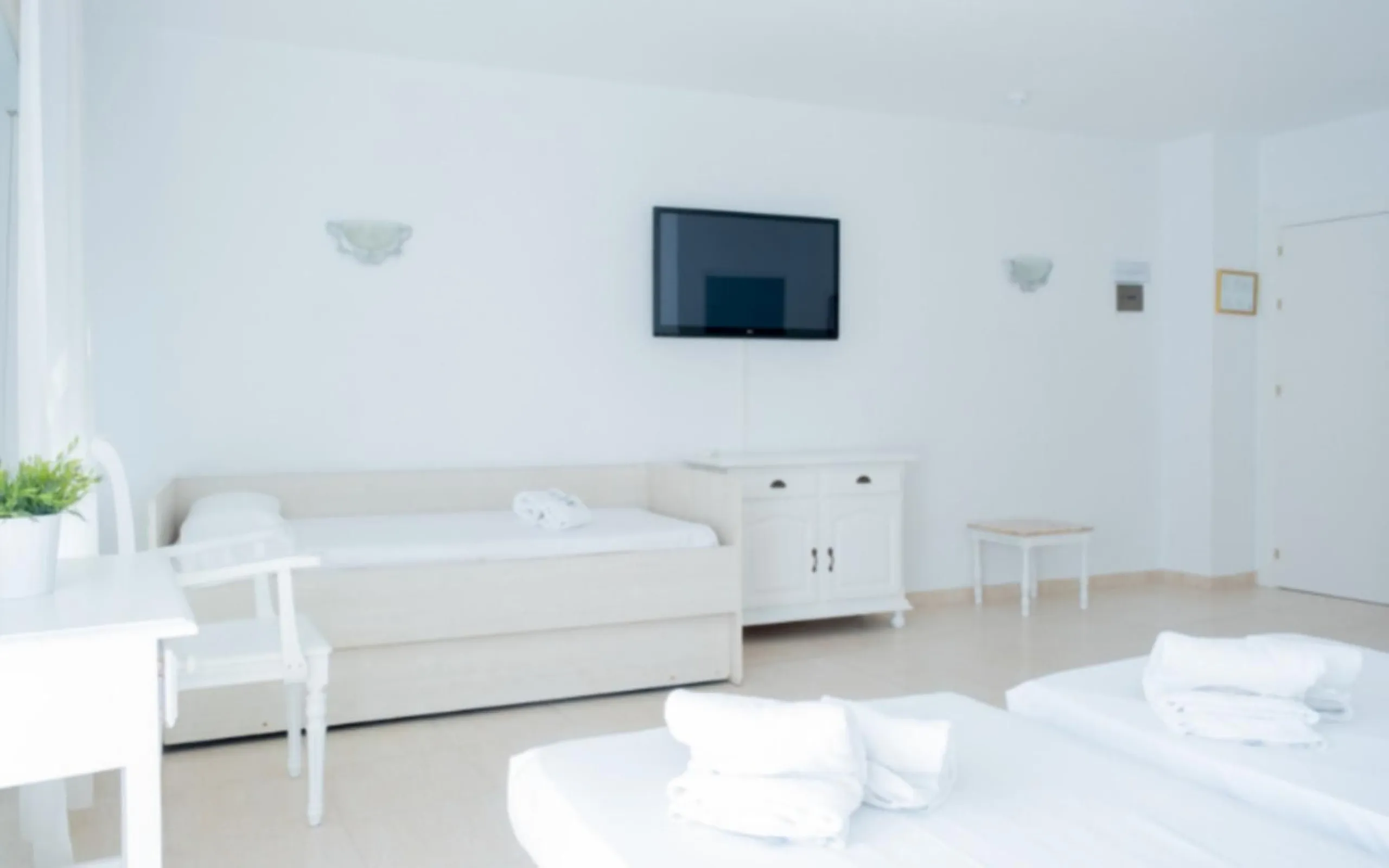 Hotel with operator in the heart of Estepona, with the possibility of becoming a residential block of apartments.
