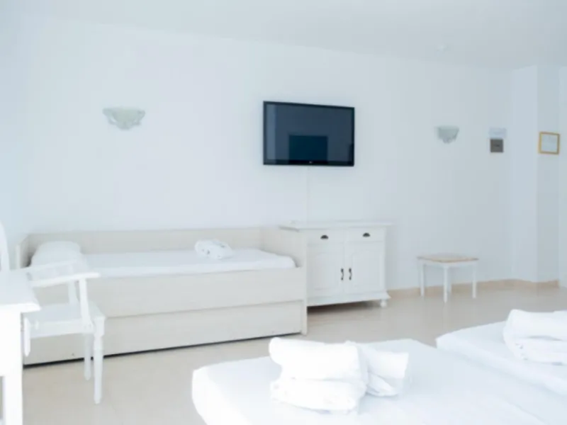 Hotel with operator in the heart of Estepona, with the possibility of becoming a residential block of apartments.