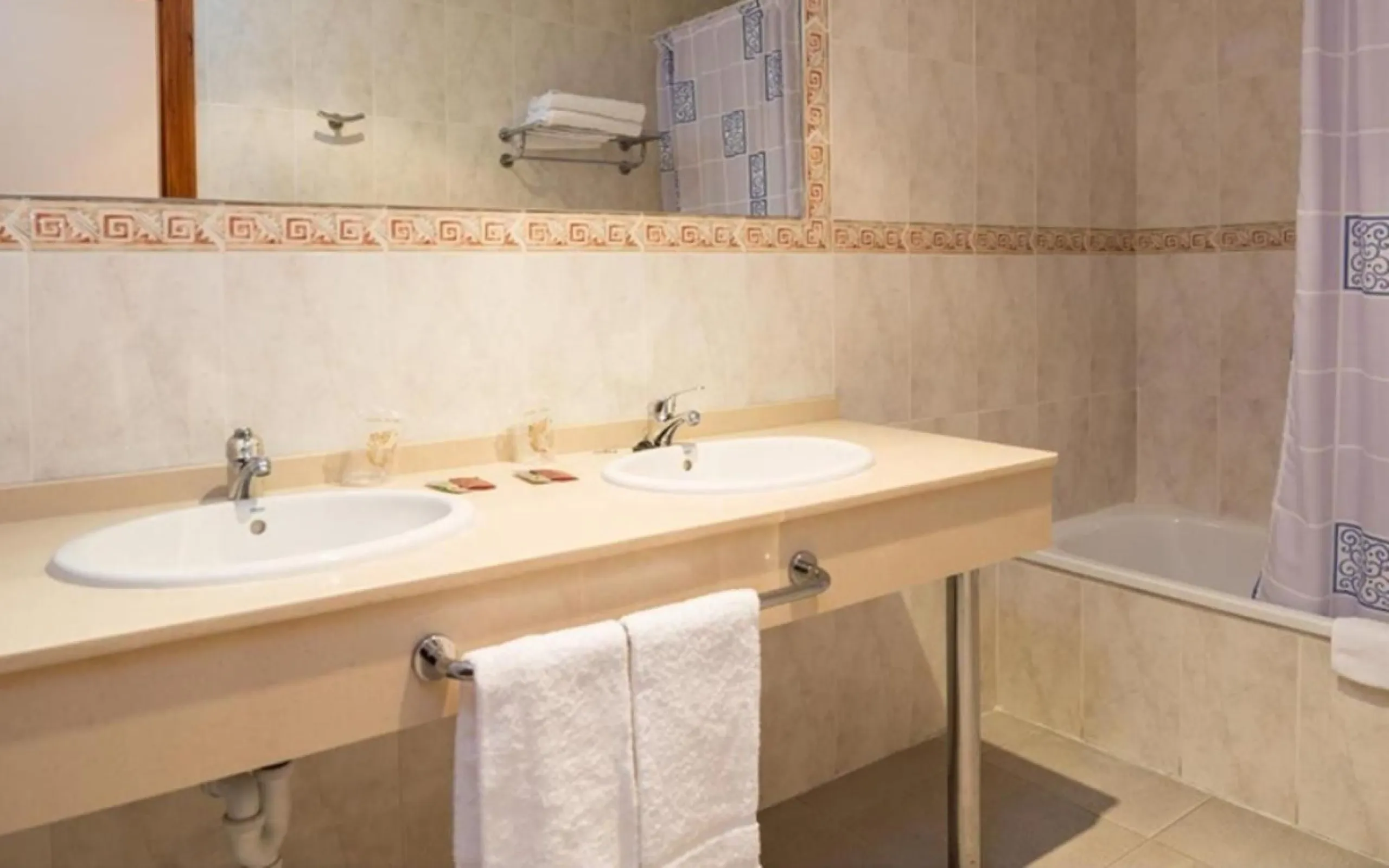 Hotel with operator in the heart of Estepona, with the possibility of becoming a residential block of apartments.